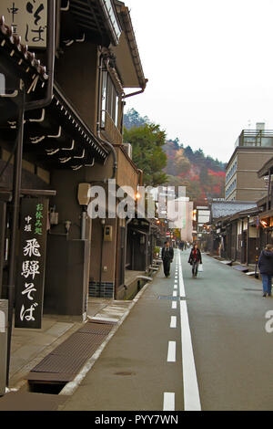 Geschäfte entlang einer Straße in Takayama Stockfoto