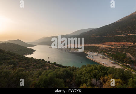 Berühmte Kaş Provinz Provinz Antalya. Sonnenuntergang Panorama der kleinen mediterranen Yachting und touristische Stadt. Stockfoto