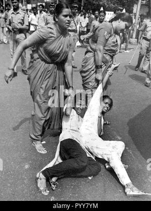 Die Polizei verhaftete Frauen protestieren Mädchen, Mumbai, Maharashtra, Indien, Asien, 1900 s Stockfoto