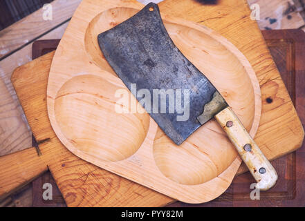 Altes Fleisch Cleaver auf hölzerne Schneidbretter Stockfoto