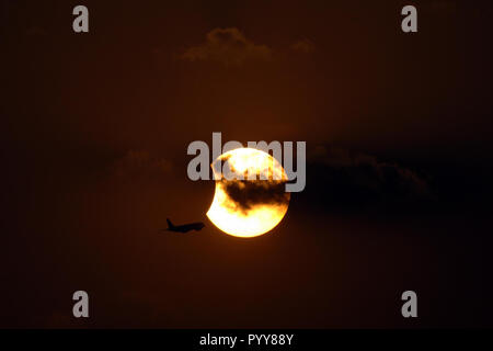 Sonnenfinsternis, Flugzeug fliegen, Bombay, Mumbai, Maharashtra, Indien, Asien Stockfoto