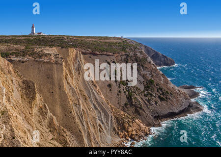 Das Cabo Espichel Cape, mit dem 18. Jahrhundert Leuchtturm und ein Blick über den Atlantischen Ozean während des Sonnenuntergangs. Sesimbra, Portugal Stockfoto