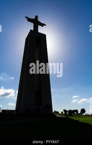 Silhouette oder Hintergrundbeleuchtung statue Cristo-Rei auf der Cristo Rei oder König Christus Heiligtum in Almada. Die zweite meistbesuchte Heiligtum in Portugal und eine Lan Stockfoto