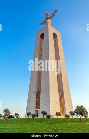 Statue Cristo-Rei auf der Cristo Rei oder König Christus Heiligtum in Almada. Die zweite meistbesuchte Heiligtum in Portugal und ein Wahrzeichen von Lissabon Stockfoto