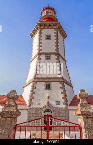 Espichel Cape Leuchtturm, im 18. Jahrhundert gebaut. Einer der ältesten Leuchttürme in Portugal. In der Nähe des Atlantik. Sesimbra, Portugal. Stockfoto