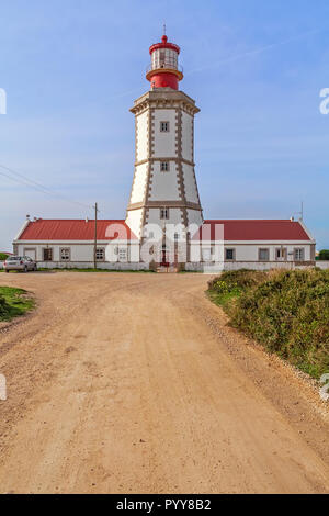 Espichel Cape Leuchtturm, im 18. Jahrhundert gebaut. Einer der ältesten Leuchttürme in Portugal. In der Nähe des Atlantik. Sesimbra, Portugal. Stockfoto