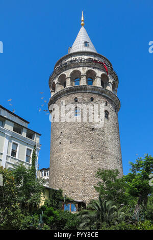 ISTANBUL, Türkei - 20. Mai 2016 - Touristen in Galata-Turm in Istanbul, Türkei. Mehr als 32 Millionen Touristen besuchen jedes Jahr, Türkei. Stockfoto