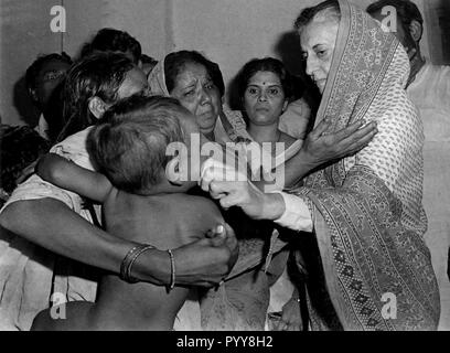 Indira Gandhi Hätscheln eines Kindes, Indien, Asien, 1970 s Stockfoto