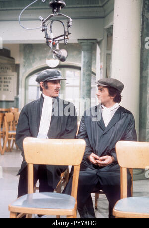 PETER KOCH (links) und Dudley Moore auf der BBC-TV-Comedy Serie Nicht Nur.. Sondern auch über 1968 Spielen die Pete und Dud-Zeichen Stockfoto