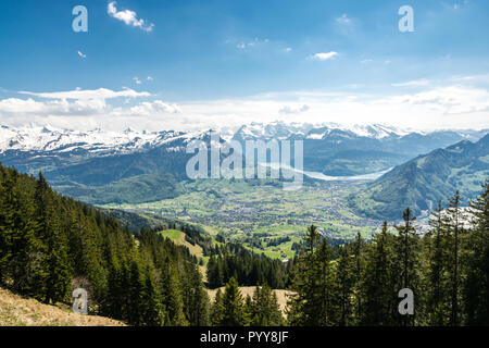 Blick auf erstaunliche schneebedeckten Schweizer Alpen als Vom Hochstuckli Höhepunkt im Kanton Schwyz gesehen Stockfoto