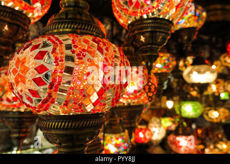 Bunte türkische Lampen im großen Basar von Istanbul, Türkei Stockfoto