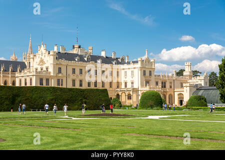 LEDNICE, TSCHECHISCHE REPUBLIK - 21. MAI 2016: Besucher genießen freie Zeit in wunderschönen Gärten von Schloss Lednice in der Tschechischen Republik während sonniger Frühlingstag Stockfoto