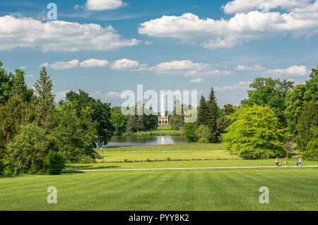 LEDNICE, TSCHECHISCHE REPUBLIK - 21. MAI 2016: Familien, die ihre Zeit in englischer Garten neben dem Lednicer Schloss in der Tschechischen Republik im Frühjahr sonnig da Stockfoto