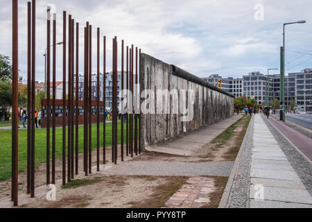 Gedenkstätte Berliner Mauer - Rusty Stöcke & Teil der ursprünglichen Wand Bernauerstrasse. Die Gedenkstätte Berliner Mauer erstreckt sich entlang der beiden Seiten der Bernauerstrasse Stockfoto
