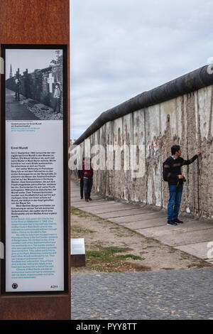 Gedenkstätte Berliner Mauer - Gedenkstätte für Opfer der Mauer Ernst Mundt neben Teil der ursprünglichen Wand in der Bernauer Straße. Stockfoto