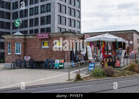Wand Kiosk am Nordbahnhof S-Bahn verkauft Kleidung, Postkarten und Andenken, Mitte, Berlin Stockfoto