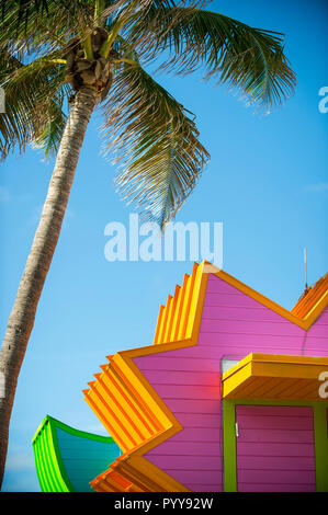 Helle malerischen Blick auf farbenfrohen Rettungstürme mit Palmen und blauem Himmel in South Beach, Miami, Florida, USA Stockfoto