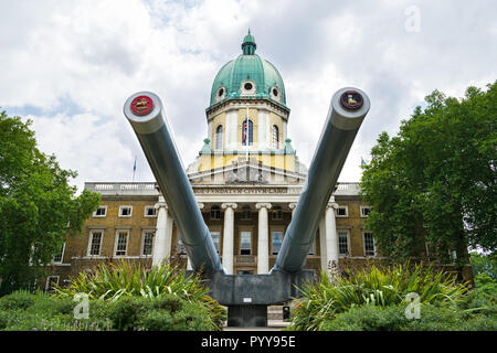 Außenansicht des Imperial War Museum mit 15 Zoll naval Guns im Vordergrund, Lambeth Road, Southwark, London, UK Stockfoto