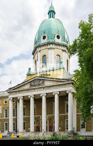 Außenansicht des Imperial War Museum Haupteingang an der Lambeth Road, Southwark, London, UK Stockfoto