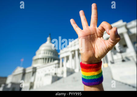 Gay OK hand Tragen eines Regenbogens stolz Armband gestikulierend Vor dem Kapitol in Washington, DC, USA Stockfoto