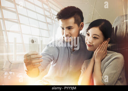 Junge Liebhaber mit dem Flugzeug Stockfoto