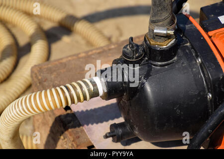 Selbstansaugend garten Pumpe und Schlauch System angeschlossen. Stockfoto