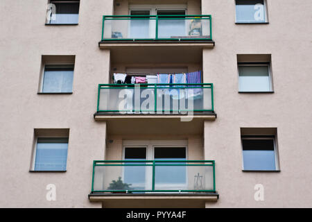 Wäsche aufhängen auf dem Balkon trocknen Stockfoto