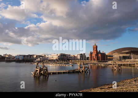 Blick über die Bucht von Cardiff in der Dämmerung Cardiff Wales Stockfoto