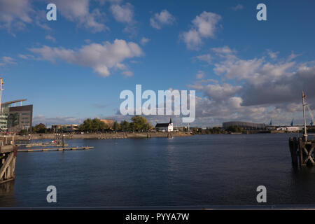 Blick über die Bucht von Cardiff mit der Norwegischen Kirche in der Ferne Cardiff Wales Stockfoto