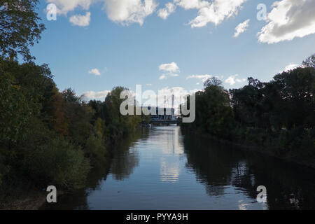 Millennium Stadium vom Fluss Taff in Bute Park Cardiff Wales Stockfoto