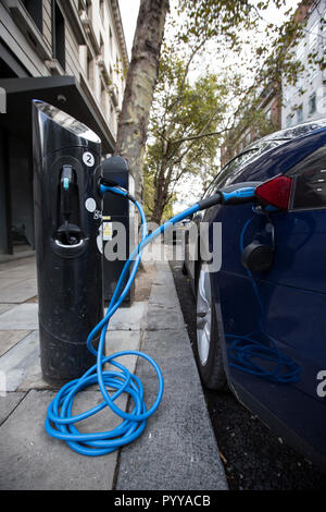 Tesla Model S E-Auto auf die Straße im Zentrum von London, England, Großbritannien Stockfoto