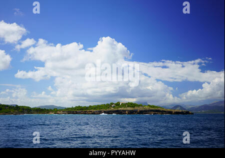 PUNTA DE MANRESA, Alcudia, Mallorca, Spanien - 5. OKTOBER 2018: Panoramablick auf das historische Castell de Manresa, Manresa Halbinsel, Bucht von Pollensa, Mallorca. Stockfoto