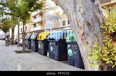 Recycling Container, Kunststoffe Papier Glas Behälter, Umwelt, Naturschutz, Palma de Mallorca, saubere Straße, bio, kein Plastik, sauber halten die Natur Stockfoto