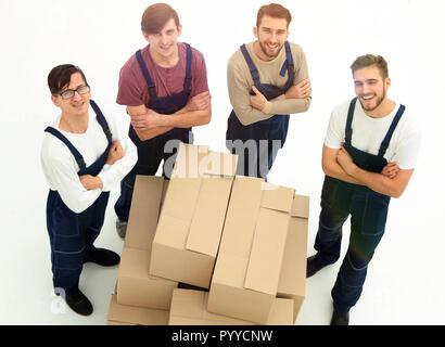 Young movers Holding boxen auf weißem Hintergrund, Stockfoto