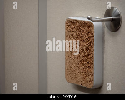 Cork board Schneider an der Wall von ankleidezimmer für Nadeln Stockfoto