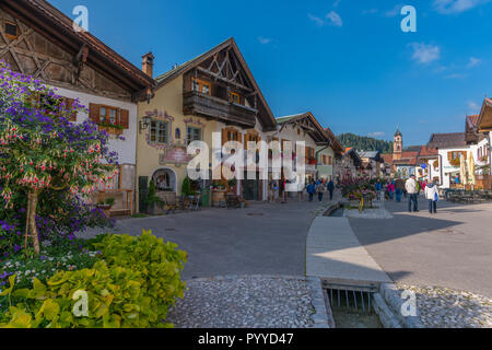 Wichtigste Einkaufsstraße, Fußgängerzone, typisch bayerische Architektur, Mittenwald, Oberbayern, Bayern, Deutschland, Europa, Stockfoto