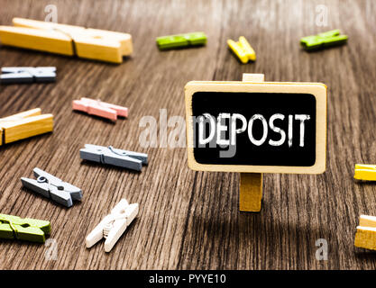 Handschrift Text schreiben. Konzept Sinn Geld in Bank- oder bezahlt irgendwo Blackboard stehen mehrere Kleidung Stockfoto