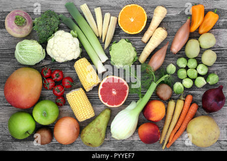 Ballaststoffreiche Ernährung mit frischem Gemüse und Obst. Nahrungsmittel mit Antioxidantien, Kohlenhydrate, Anthocyane, Vitamine und Mineralien. Ansicht von oben Stockfoto
