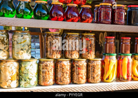 Erhaltene Herbst Gemüse und Marmelade in Gläser Stockfoto