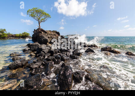 Welle bricht über prähistorische ruiniert Wave Breaker aus Basalt Platten zu flachen Lagune von Korallen und Sand am Rand der alten Nan Madol zerstörten Stadt in Pohnpei, Mikronesien, Ozeanien Stockfoto