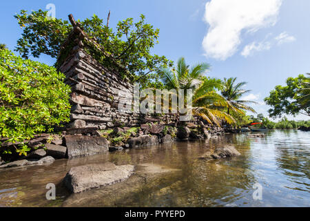 Ein Kanal und Stadtmauer in Nan Madol - Prähistorische ruiniert Stein Stadt gebaut aus Basalt Platten. Alte Wände wurden auf Korallen künstliche Inseln in der Lagune von Pohnpei, Mikronesien Ozeanien gebaut Stockfoto