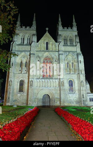 58000 Gestrickte Poppy Anzeige an Selby Abbey, North Yorkshire. Stockfoto