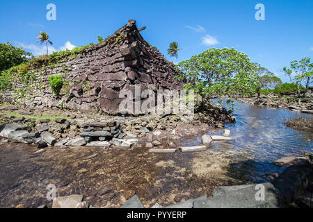 Ein Kanal und Stadtmauer in Nan Madol - Prähistorische ruiniert Stein Stadt gebaut aus Basalt Platten. Alte Wände wurden auf Korallen künstliche Inseln in der Lagune von Pohnpei, Mikronesien Ozeanien gebaut Stockfoto