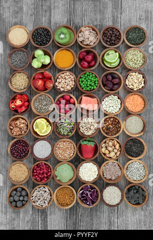 Großen super Auswahl an Speisen mit Fisch, Obst, Gemüse, Samen, Getreide, Müsli, Kaffee, Tee, Nüsse, Hülsenfrüchte, Kräutern und Gewürzen. In den Antioxydantien hoch, ein Stockfoto