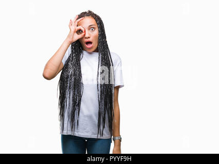 Junge geflochtenes Haar African American Girl über isolierte Hintergrund tun ok Geste mit Gesicht überrascht, schockiert, Auge durch die Finger schauen. Unbelievi Stockfoto