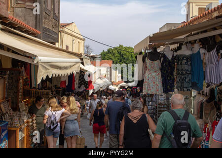 Eine Einkaufsstraße in der Altstadt von Rhodos. Obwohl es sich um eine UNESCO-Weltkulturerbe der Großteil der Stadt gleicht einer florierenden Basar. Stockfoto