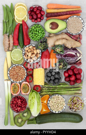 Super Food Konzept für gute Gesundheit mit frischem Obst und Gemüse, Kräuter, Gewürze, Nüsse, Samen, Hülsenfrüchte, Getreide. Stockfoto