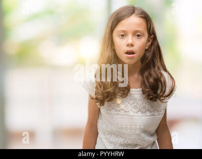 Brunette hispanische Mädchen Angst und mit Erstaunen Ausdruck, Angst und aufgeregt Gesicht schockiert. Stockfoto