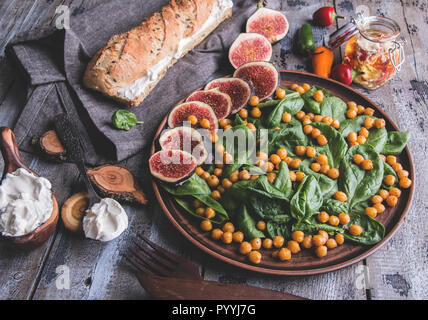 Kichererbsen, spinatblätter und Feigen vegetarischen Salat, Frischkäse, gesunde Hausgemachte veganes Essen, Diät Stockfoto