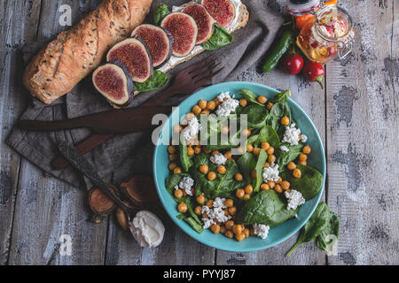 Kichererbsen und Gemüse Salat mit Spinatblättern, hausgemachten Käse , veganes Essen, Sandwich mit Feigen, Diät Teller Stockfoto